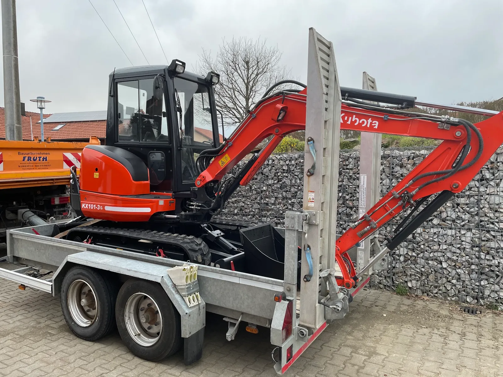 Kubota Minibagger auf Transportanhänger von Bauunternehmen Fruth