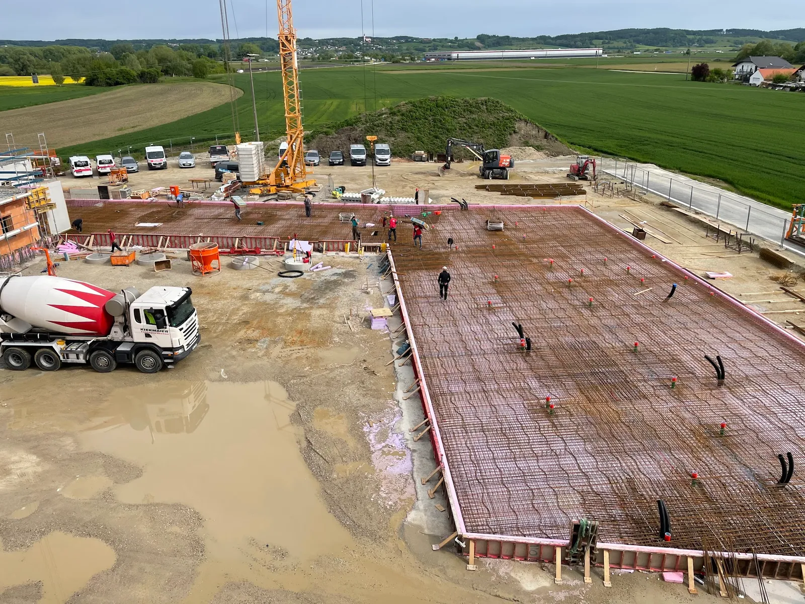Vorbereitete Großfläche mit Betonstahlmatten für das Gießen der Bodenplatte